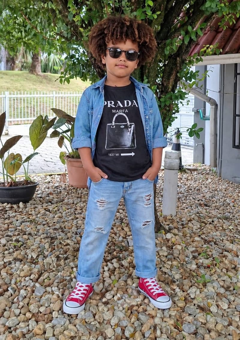 Isaac Roberto de óculos escuros e camisa jeans, ao ar livre