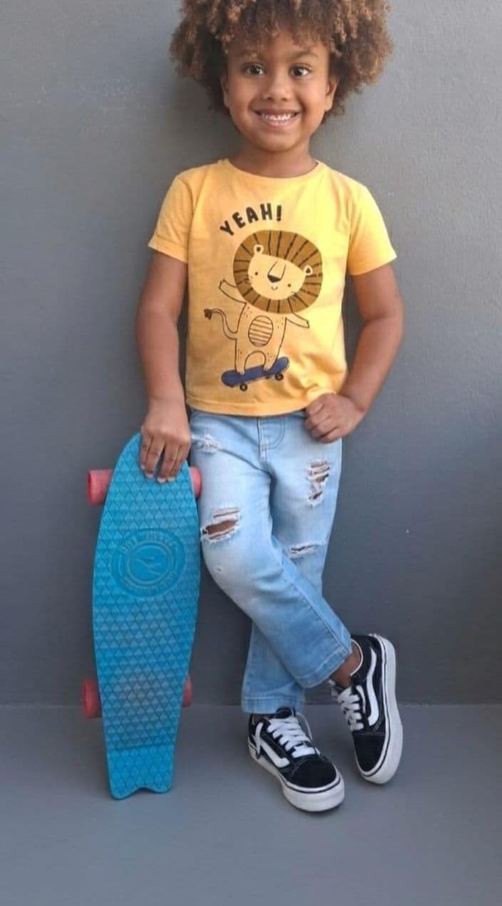 Isaac Roberto de camiseta amarela, apoiado em um skate